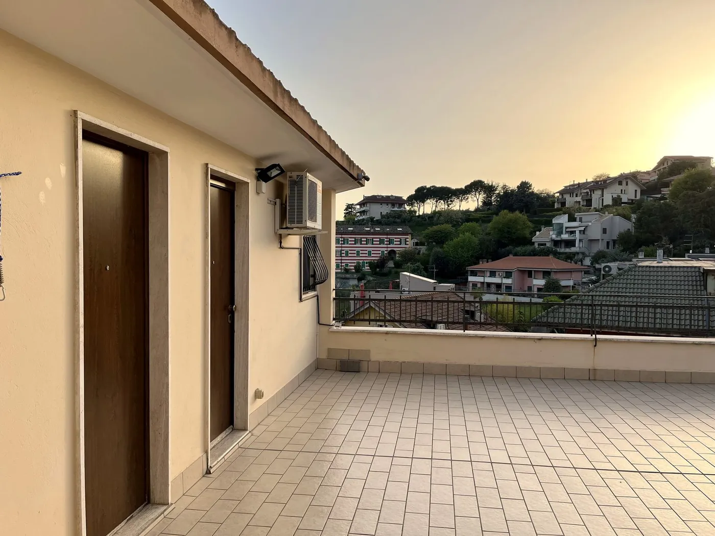 La terrazza del rifugio al tramonto